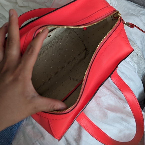 Kate Spade bow tote 🩷🖤 Limited time 60$ 🖤🩷 - Picture 3 of 12